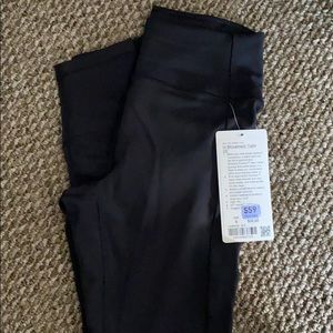 Lululemon in movement 25”. NWT. Size 6.